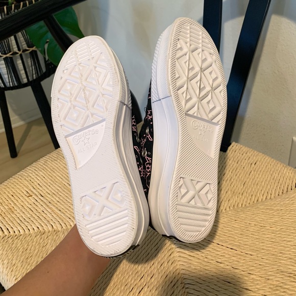 -SOLD-  Converse x Sanrio Hello Kitty - Picture 3 of 4